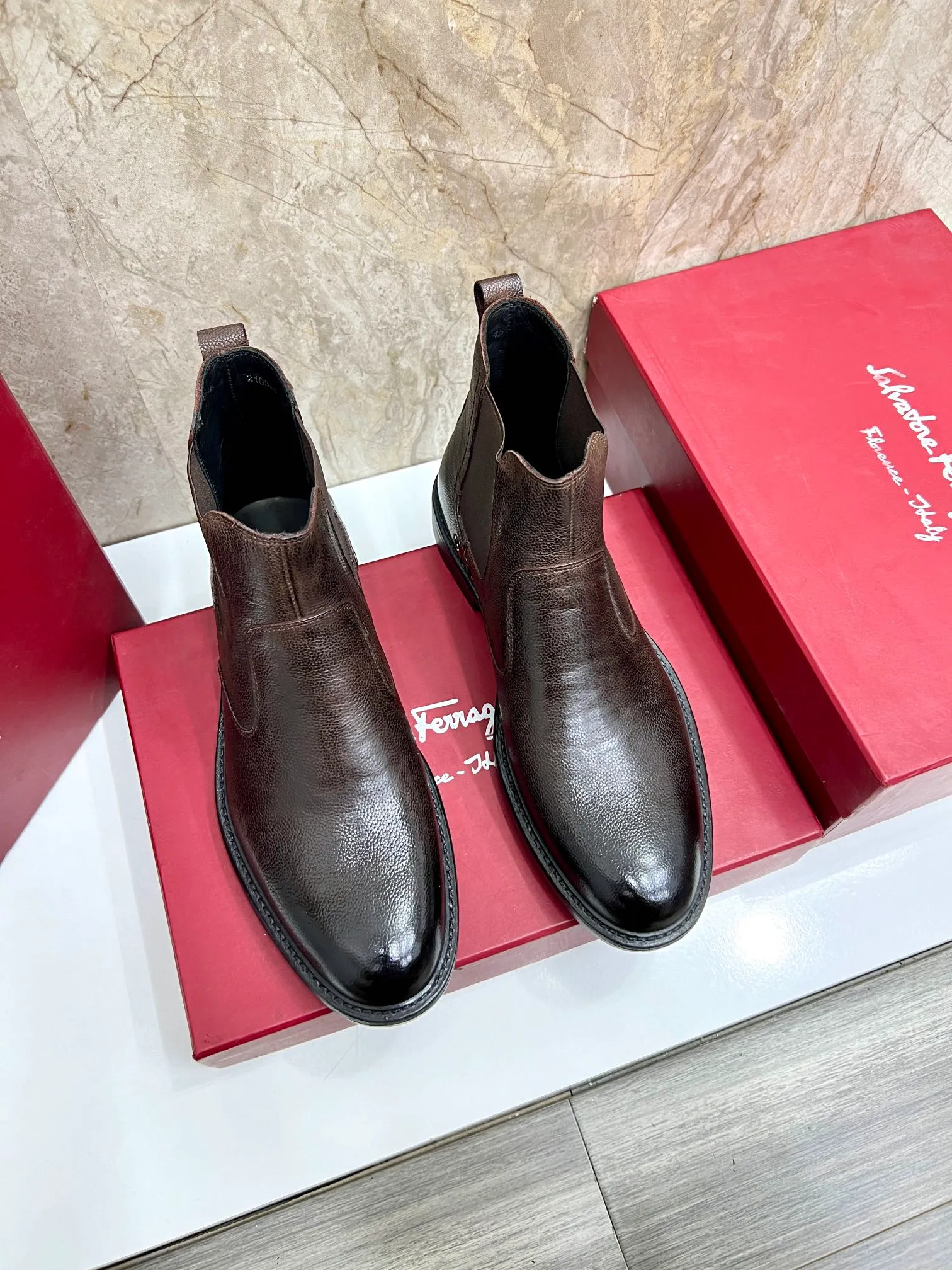 Original order quality: Men's shoes 💰700 Brand: Ferragamo (Ferragamo) One size larger: Men's size 38-44 (45 customized) Grade: Same style as the official website High-end men's shoes Material: Original cowhide, cowhide lining, original outsole Style category: Chelsea men's boots Fashion trend Color: Actual picture